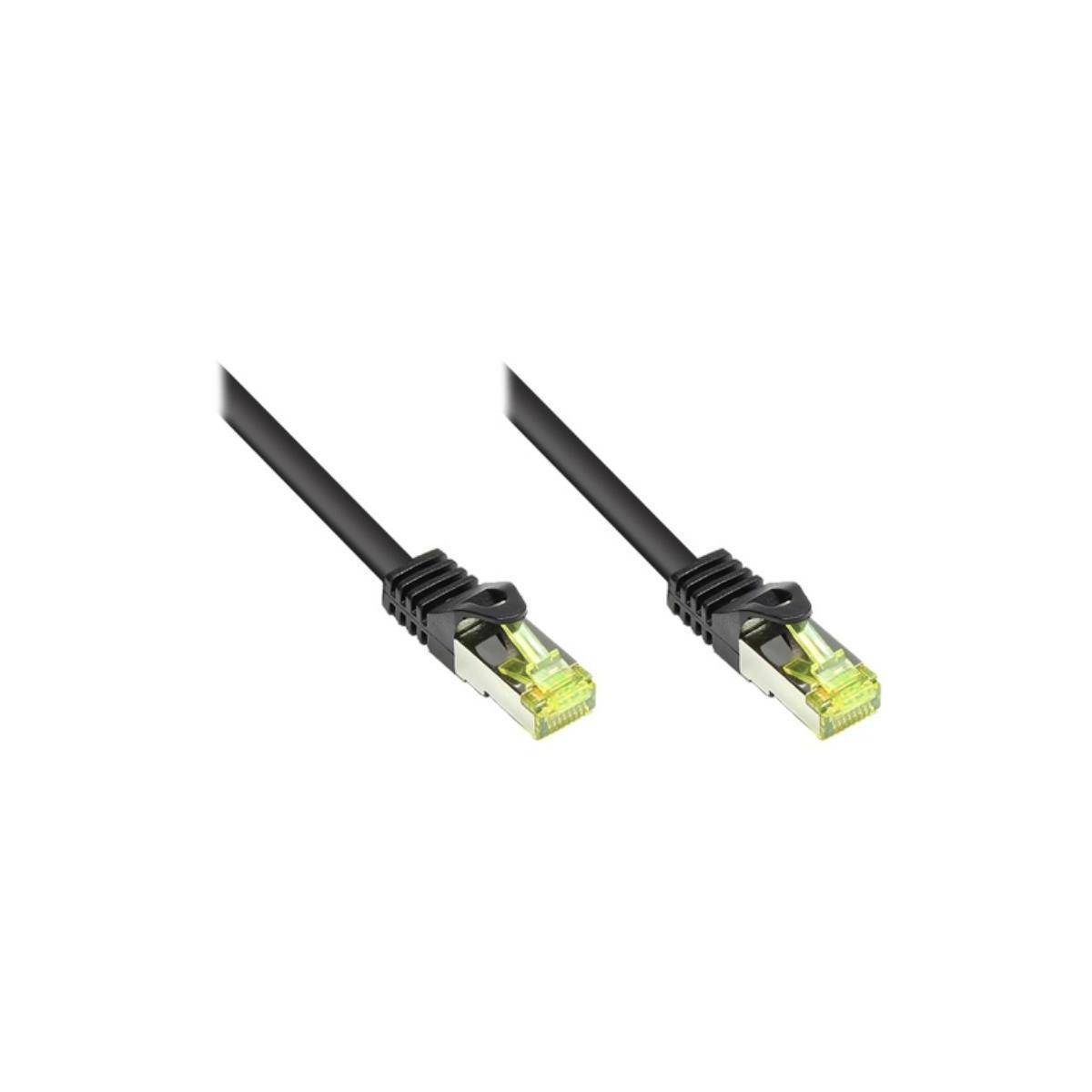 Zwei schwarze Ethernet-Kabel mit grünen Anschlüssen an jedem Ende, parallel zueinander auf einem weißen Hintergrund positioniert.