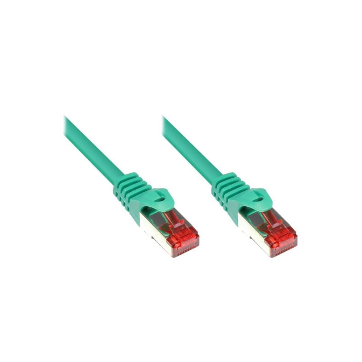 Zwei grüne Ethernet-Kabel mit roten Anschlüssen, die sich gegenüberliegen, vor einem weißen Hintergrund.
