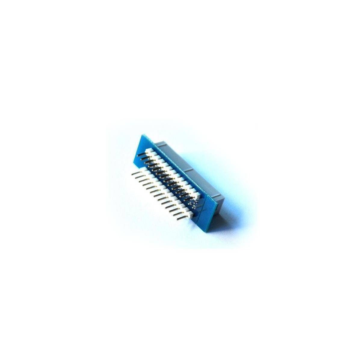 „Ein blauer und silberner elektronischer Anschluss mit mehreren Metallstiften, der für Leiterplattenanschlüsse verwendet wird, isoliert auf weißem Hintergrund.