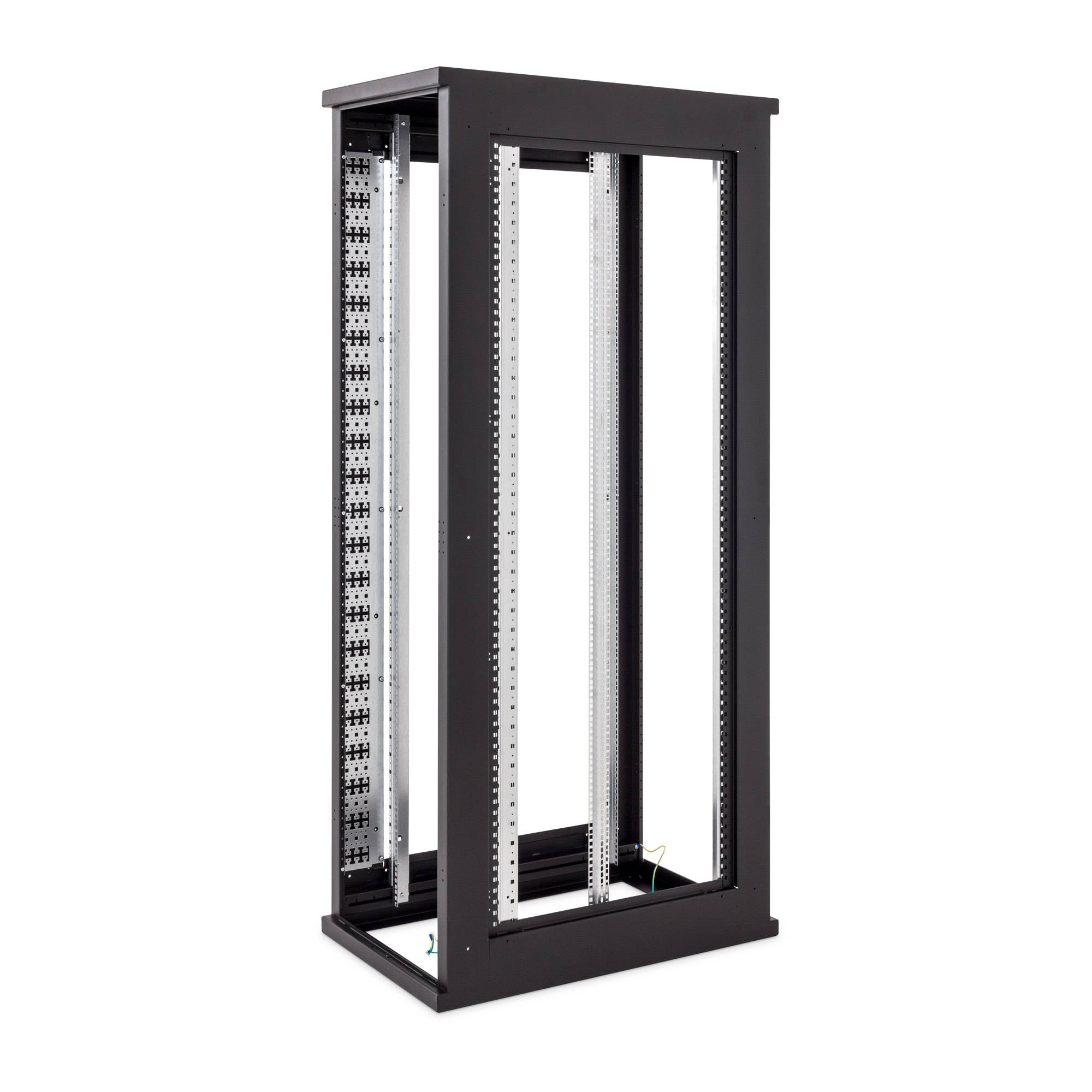 Schwarzes Metallserver-Rack-Gehäuse, das vor weißem Hintergrund abgebildet ist, mit offener Vorderseite und Seitenschienen zur Ausrüstungsmontage.