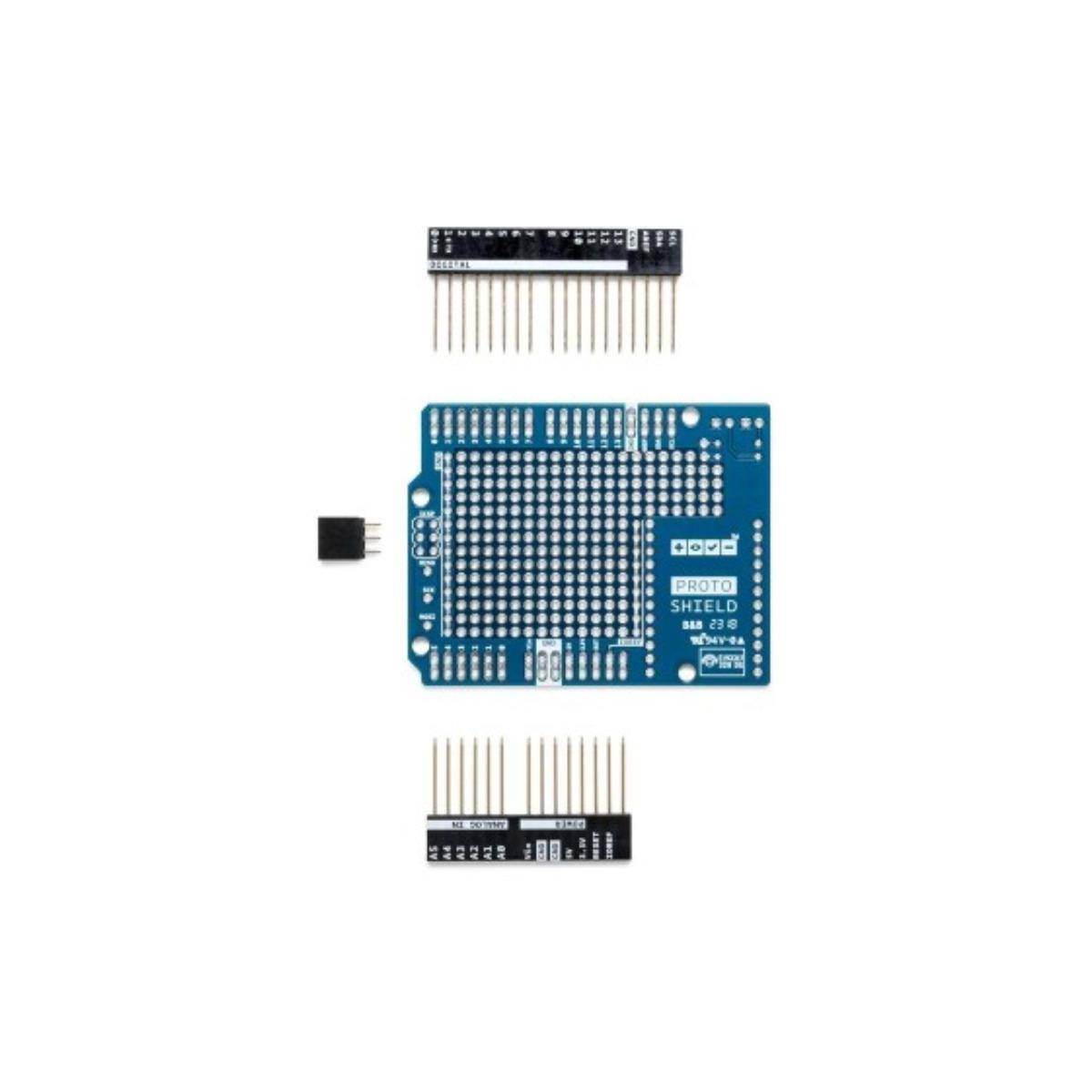 Foto eines blauen Arduino-Prototypen-Schildes mit lötbarer Breadboard-Fläche, umgeben von Anschluss-Pins.