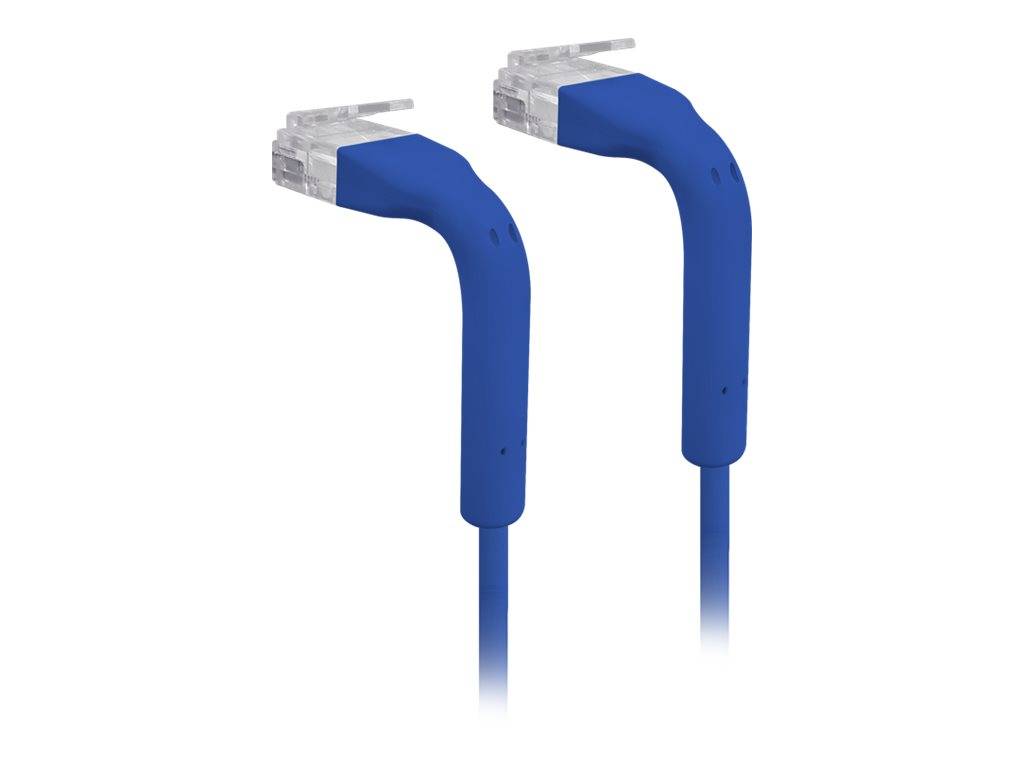 Zwei blaue Ethernet-Kabel mit rechtwinkligem Anschluss und transparenten RJ45-Steckern, nebeneinander auf weißem Hintergrund dargestellt.