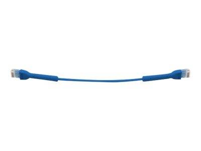 Blaues Ethernet-Kabel mit RJ45-Steckern an beiden Enden, isoliert auf weißem Hintergrund dargestellt.