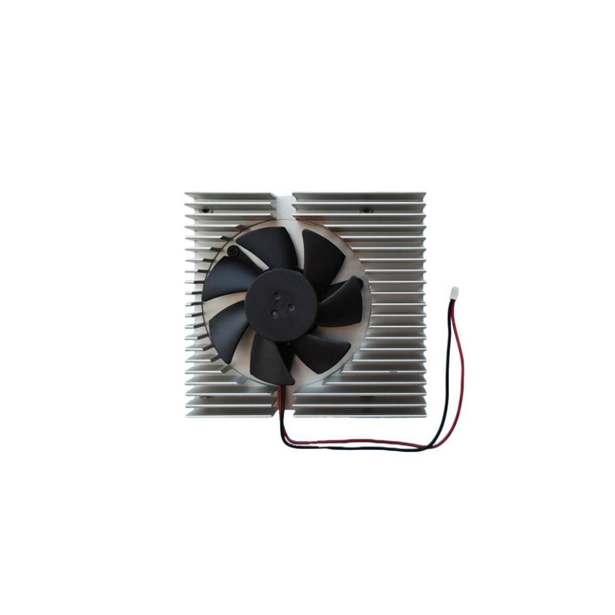 Ein Computerlüfter mit schwarzen Rotorblättern, eingebettet in einen silbernen Kühlkörper, mit sichtbaren Anschlussleitungen an der Seite.