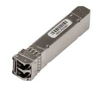 Kleines SFP-Transceiver-Modul für Glasfasernetzwerke, auf weißem Hintergrund dargestellt.