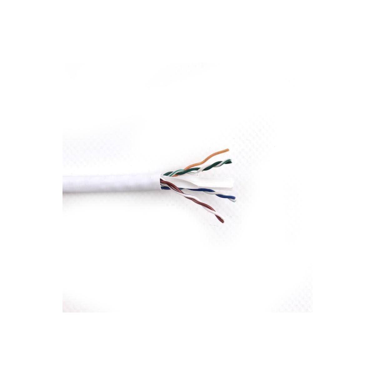 „Nahaufnahme eines durchgeschnittenen weißen Ethernet-Kabels mit Blick auf die innenliegenden farbigen Adern.