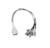 Ein Computerkabelbaum mit einem Stecker auf einer Seite und mehreren gebündelten Drähten auf der anderen Seite.