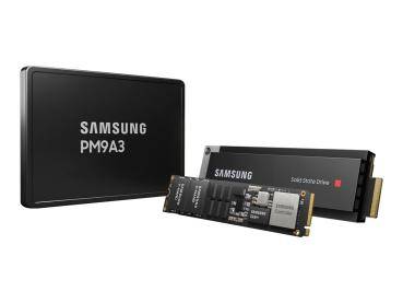 Drei Samsung Solid-State-Drives werden gezeigt: ein schwarzes PM9A3-Modell, eine zerlegte Ansicht, die interne Komponenten offenlegt, sowie ein massives Gehäuse.