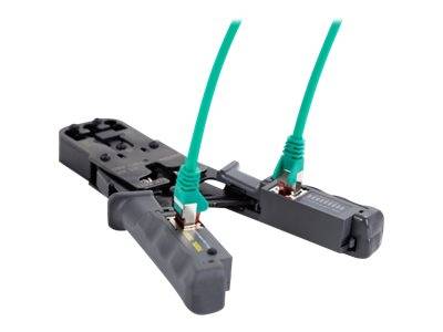 Zwei Netzwerkkabel-Crimpzangen mit grünen Ethernet-Kabeln, die auf weißem Hintergrund eingeführt sind.