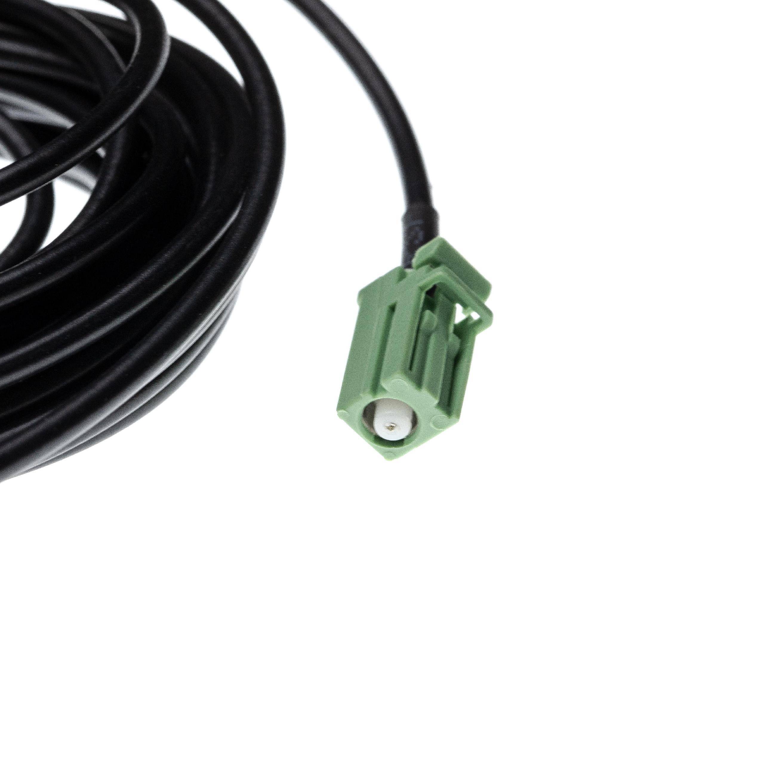 Ein aufgerolltes schwarzes Kabel mit einem grünen rechteckigen Stecker am Ende, vor einem weißen Hintergrund.