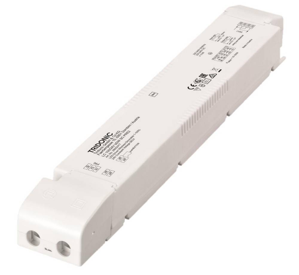 Rechteckiger LED-Treiber, beschriftet mit 'Tridonic', in Weiß mit zwei Kabelanschlüssen, inklusive technischer Spezifikationen und Zertifizierungen auf seiner Oberfläche.