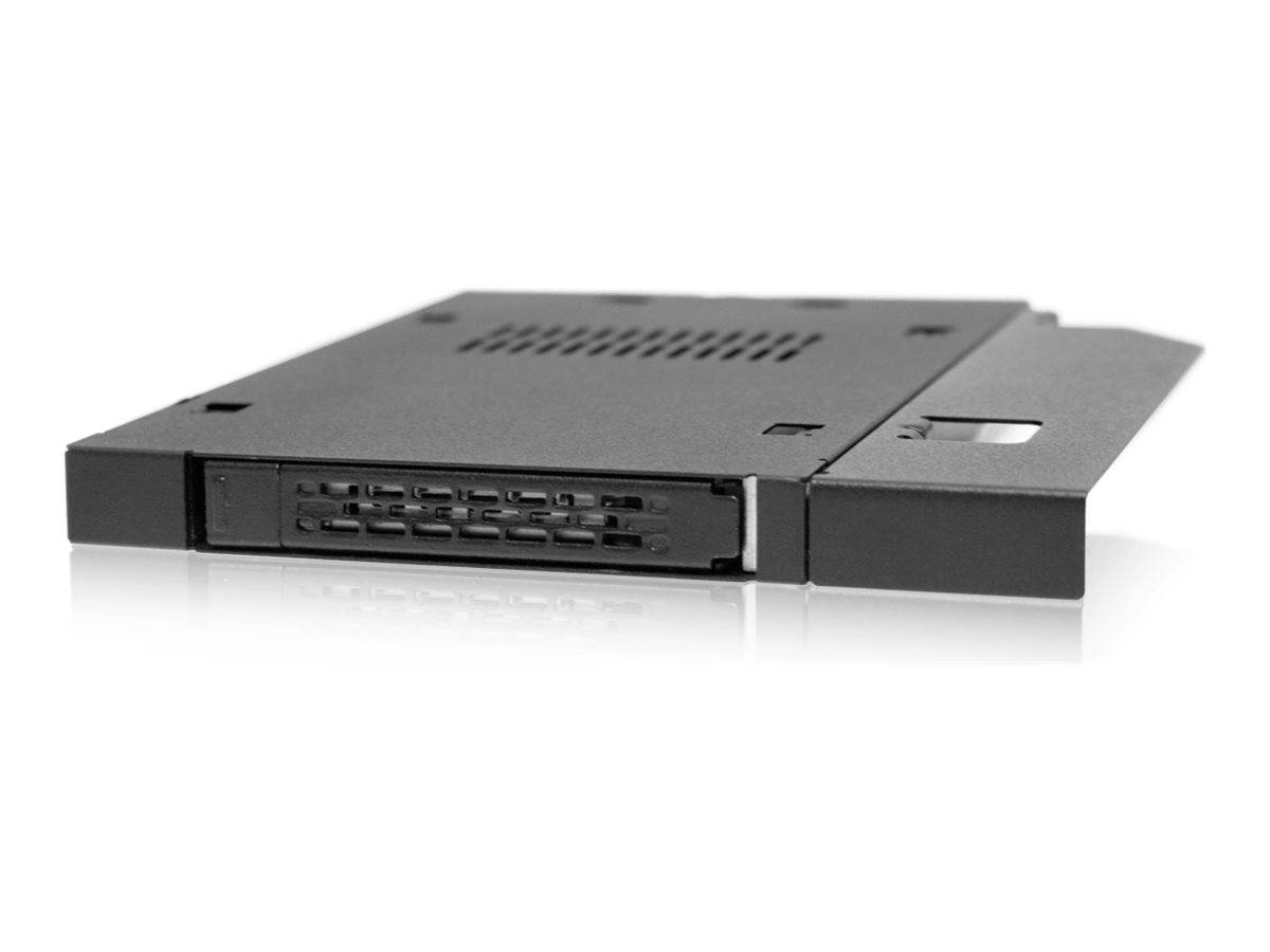 Schwarzes Computerhardware-Erweiterungsmodul oder Laufwerk-Schachtadapter mit Frontstecker und Belüftungsschlitzen oben auf weißem Hintergrund