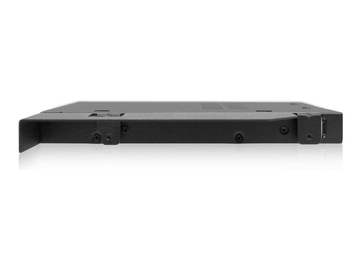Seitenansicht eines schwarzen rechteckigen elektronischen Geräts oder eines Rack-montierten Komponente auf weißem Hintergrund.