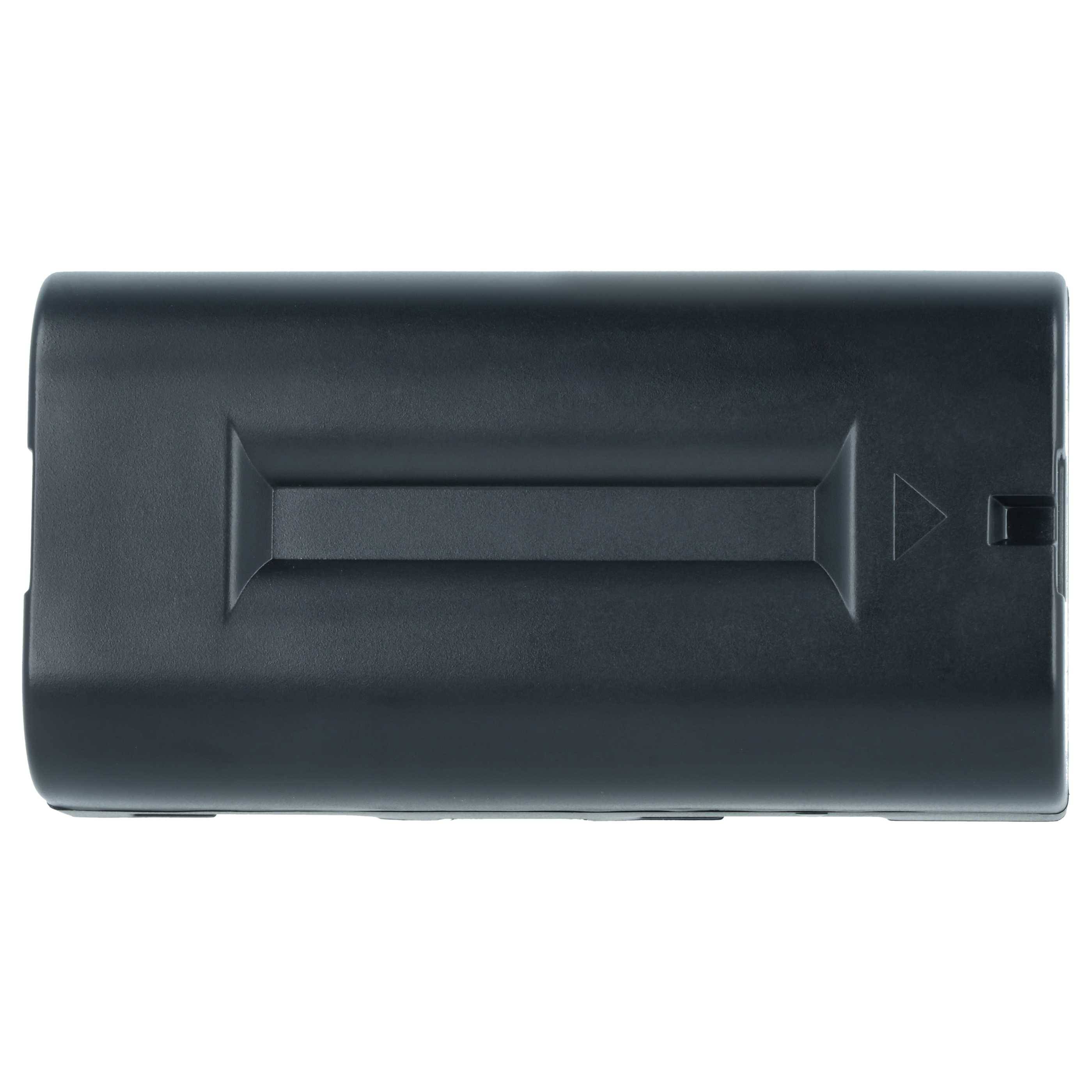 Eine schwarze rechteckige Kamera-Batterie mit glatter Oberfläche und einer leichten Vertiefung in der Mitte, von oben betrachtet.