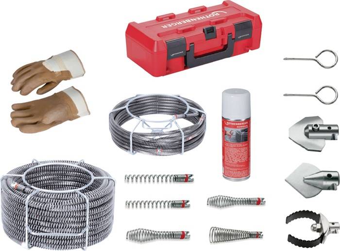 Eine Sammlung von Klempnerwerkzeugen, einschließlich gewickelter Rohre, Federn, eines roten Werkzeugkastens mit der Aufschrift „Rohrreinigung