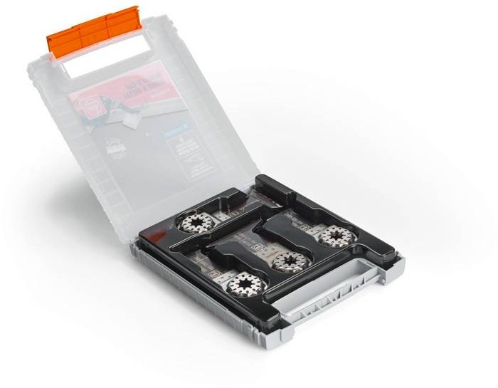 Eine Plastikschachtel mit sechs Multitool-Klingen, die ordentlich nebeneinander angeordnet sind.