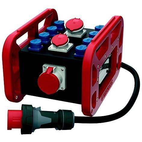 Rote industrielle elektrische Stromverteilungsbox mit mehreren blauen Steckdosen und roten Abdeckungen, dargestellt mit angeschlossenem Stecker und Kabel auf weißem Hintergrund.