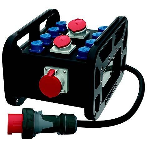 Tragbarer Stromverteiler mit mehreren blauen Steckdosen, zwei roten abgedeckten Steckdosen und einem roten Industriestecker, der durch ein Kabel angebracht ist.