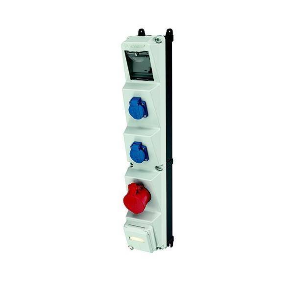 Wandmontierte elektrische Verteilerdose mit einer roten und zwei blauen Industriesteckdosen und einem kleinen Abdeckungsfeld.