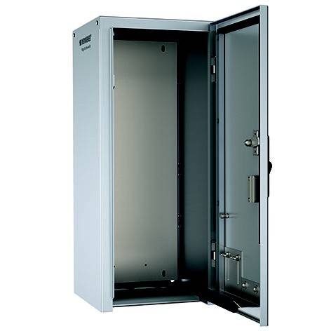 Offener grauer Metallschrank oder Gehäuse für Elektroinstallationen mit leicht geöffneter Tür, das leeres Inneres und Montagepanel zeigt.