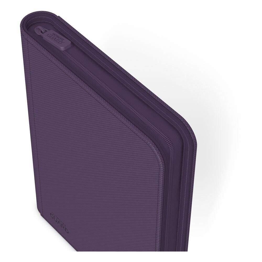 Violette, reißverschlossene Federmäppchen mit harter Schale oder kleine Aufbewahrungstasche, schräg auf weißem Hintergrund dargestellt.