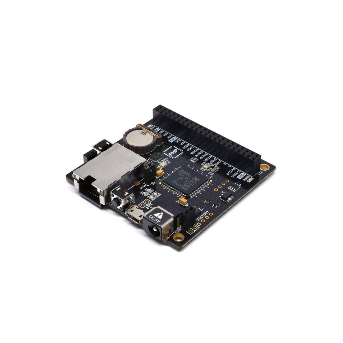 Eine kleine elektronische Leiterplatte mit einem Mikrocontroller, verschiedenen Anschlüssen und Komponenten für Konnektivitäts- und Computeranwendungen.