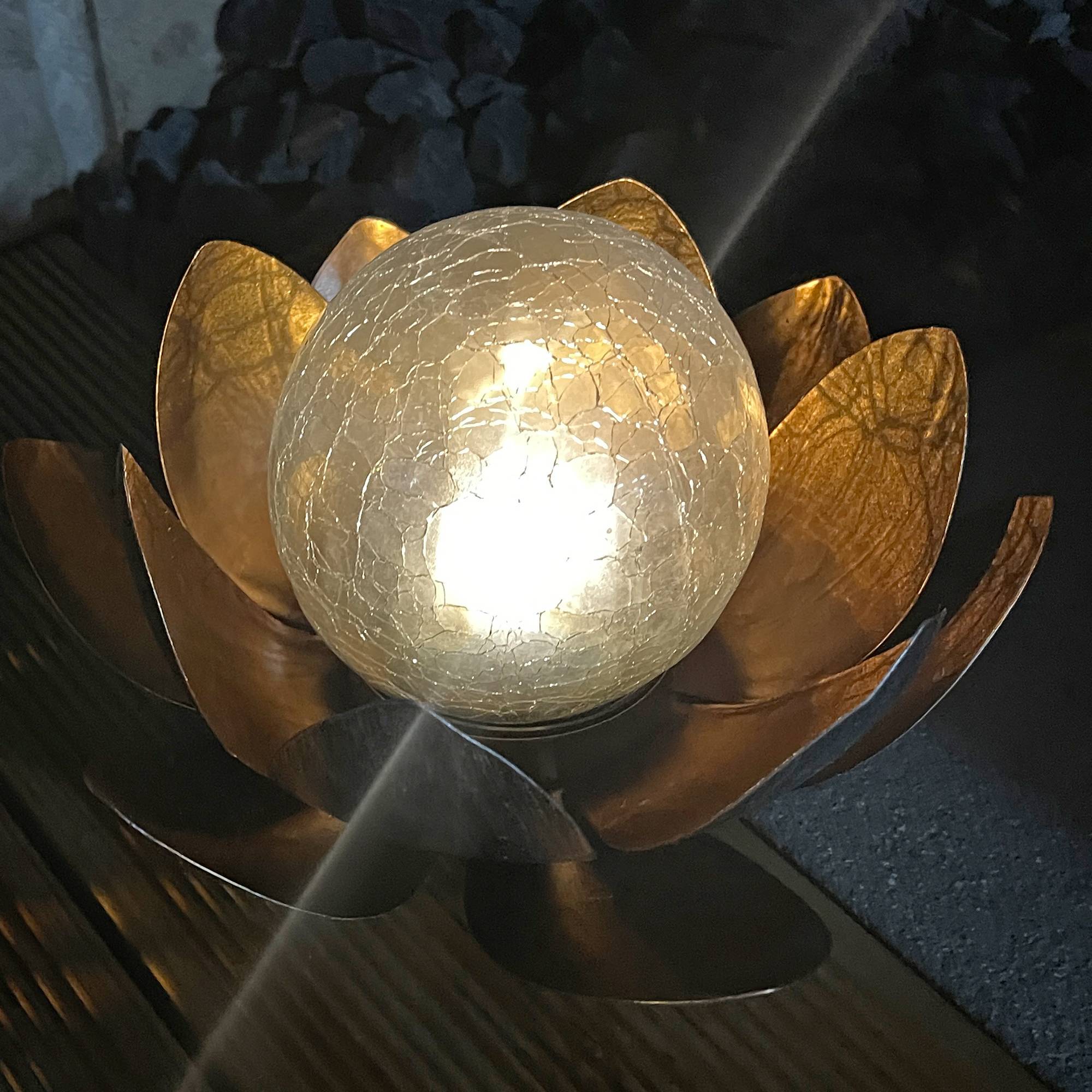 Lotusblume Solar LED Gartenlicht mit einer warmweißen LED, Solarpanel und Akku