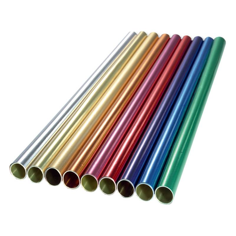 Eine Reihe von 12 bunten Metallröhren, jede in einer anderen Farbe, darunter Silber, Gold, Rot, Blau und Grün.