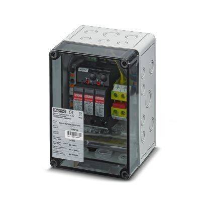 Elektrisches Schaltgehäuse mit transparenter Frontabdeckung, das interne Leistungsschalter und Verkabelung in einem Metallgehäuse zeigt.