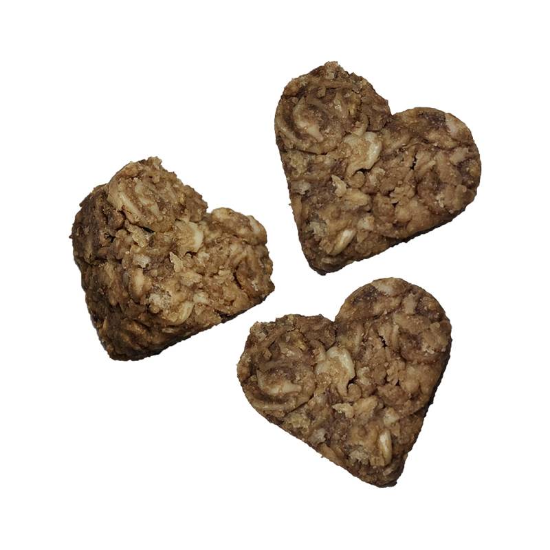 Drei herzförmige Haferkekse, jeder mit einer rauen Textur und sichtbaren Haferflocken, angeordnet vor einem schlichten weißen Hintergrund.