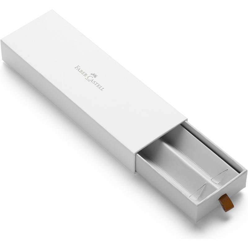 Eine lange, weiße Box mit der Aufschrift 'Faber-Castell' auf dem Deckel ist geöffnet und zeigt einen leeren Innenraum, der so gestaltet ist, dass Gegenstände sicher darin aufbewahrt werden können.