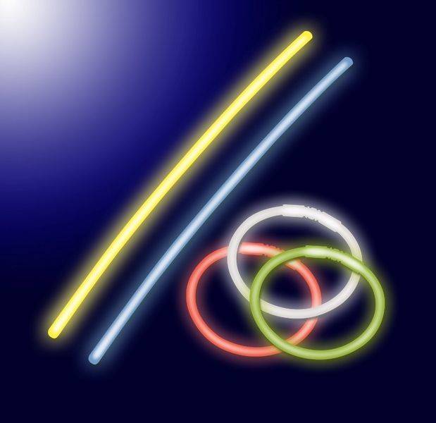 Abstraktes Neon-Grafik mit zwei diagonalen leuchtenden Linien und drei überlappenden farbigen Ringen auf dunkelblauem Hintergrund.