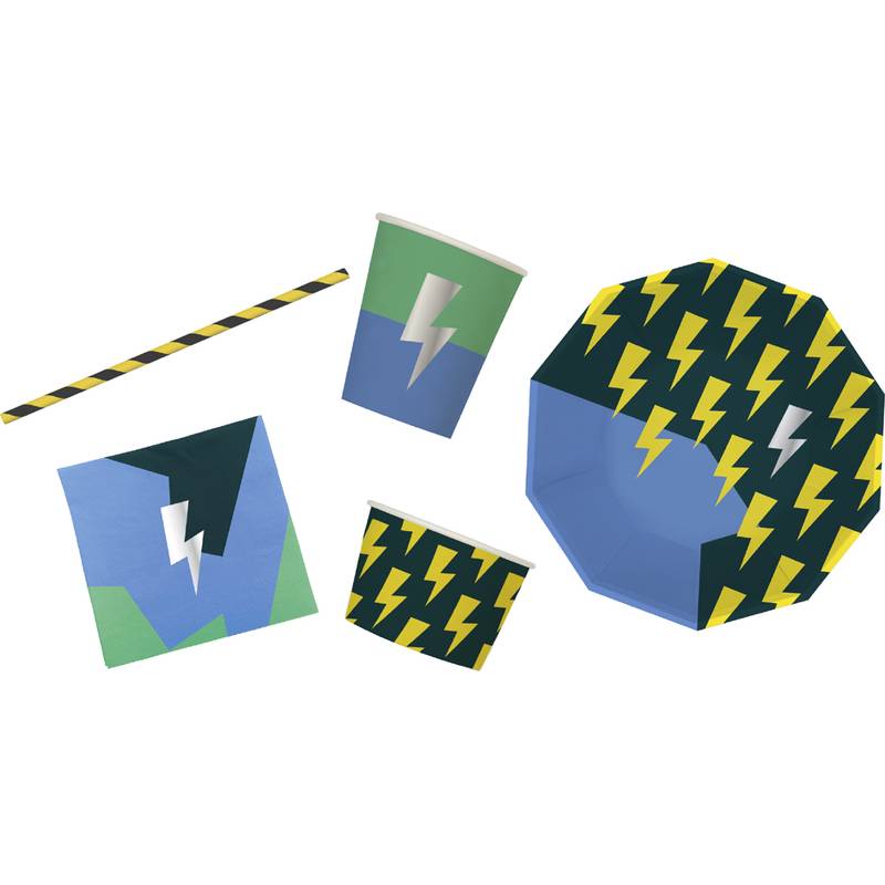 Partyartikel mit Blitzbolzen-Design. Umfasst einen Becher, einen Teller, eine Serviette und einen gestreiften Strohhalm in Blau, Gelb und Schwarz.