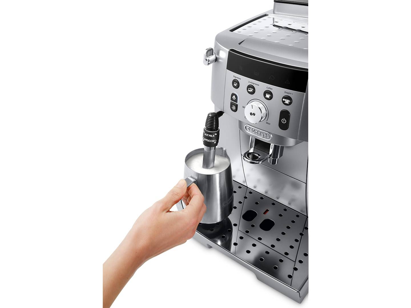 Hand, die mit einer Dampflanze Milch in einem Metallkrug neben einer Espressomaschine aus Edelstahl aufschäumt.