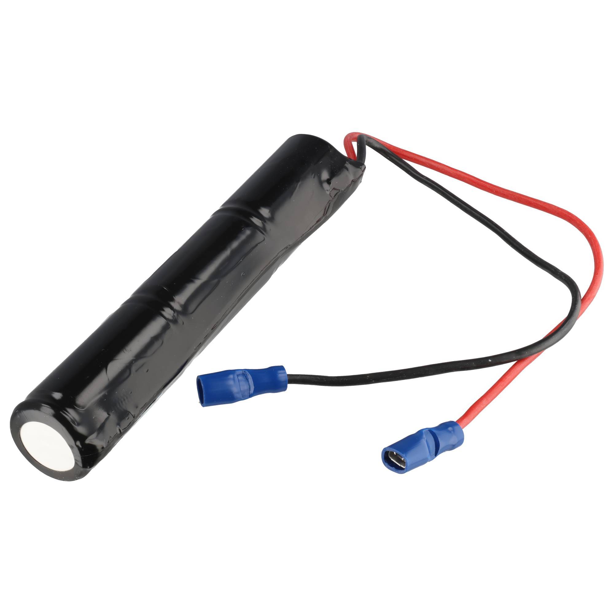 Schwarzes zylindrisches Batteriepaket mit rot und schwarzen Drähten, die in blauen Steckern auf weißem Hintergrund enden.