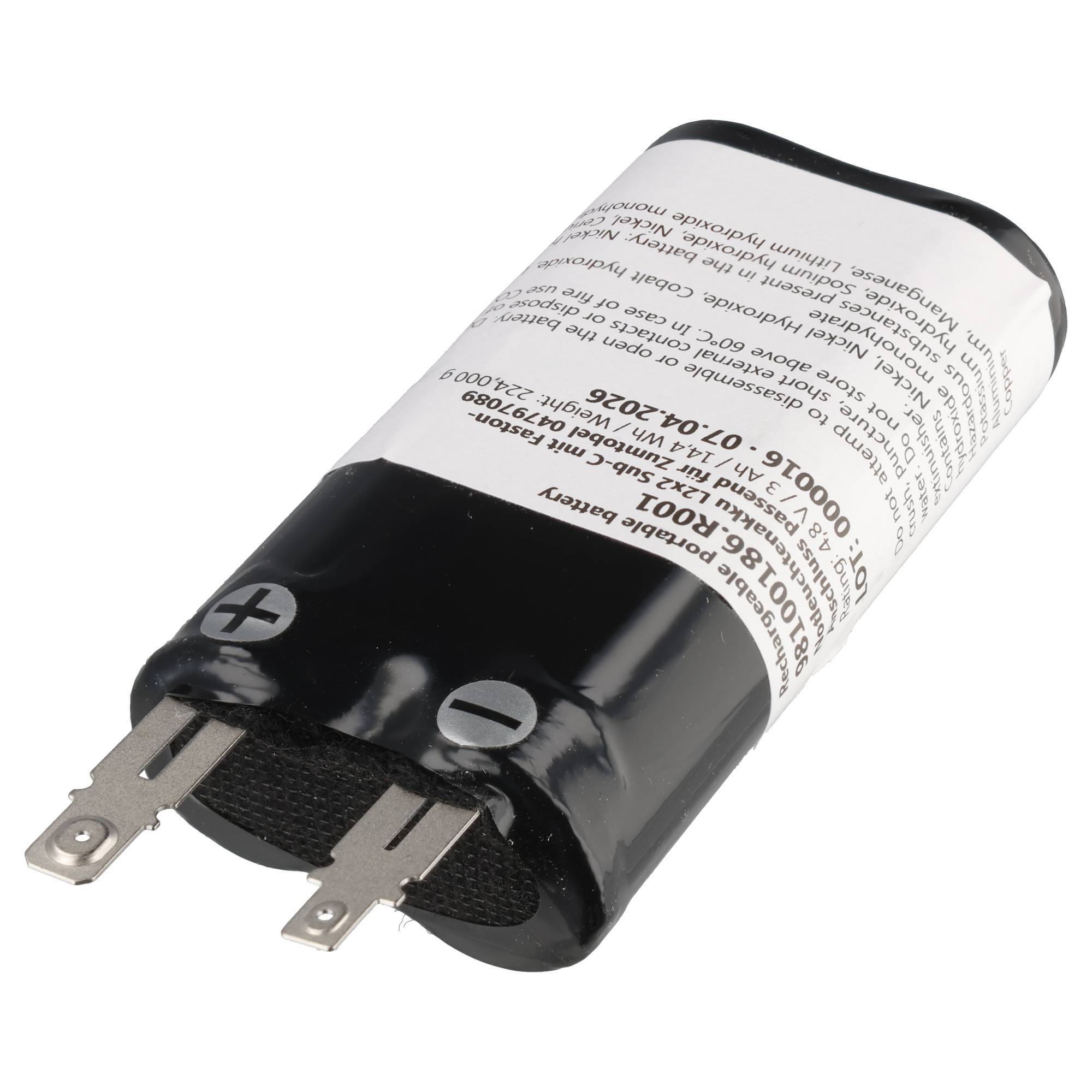 Schwarze zylindrische wiederaufladbare Batteriepackung mit zwei Metallklemmen und gedruckten Spezifikationen auf einem weißen Etikett, gezeigt auf einem einfachen Hintergrund.