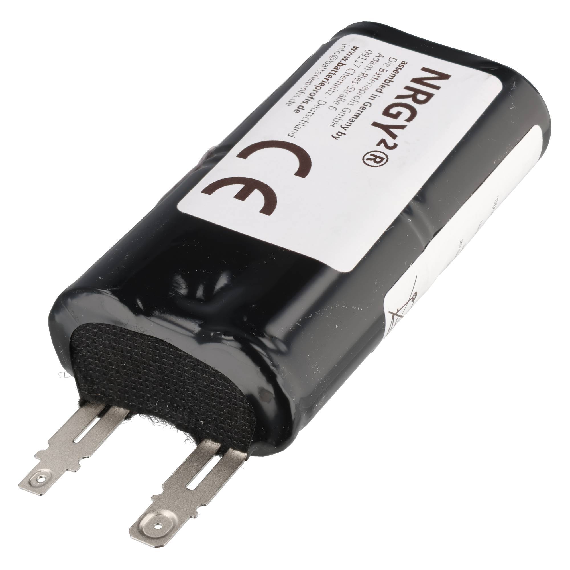 Schwarzes zylindrisches elektronisches Batteriepaket mit zwei Metallanschlüssen und einem Etikett mit der Aufschrift „NRGY2