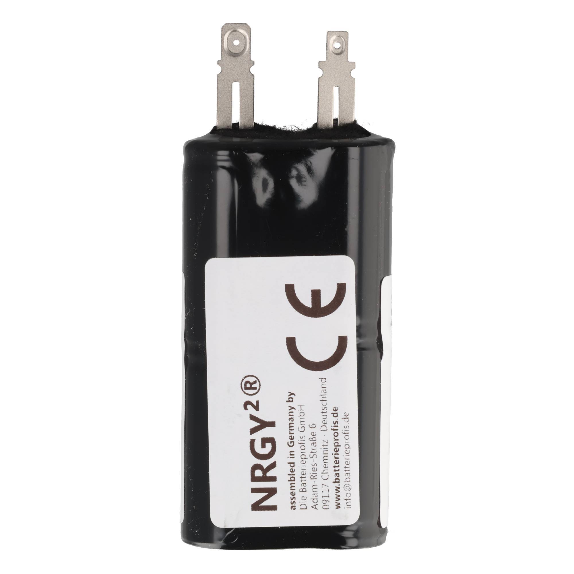 Schwarzes zylindrisches Batteriepaket mit zwei Metallklemmen und einem Etikett mit der Aufschrift „NRGY2R