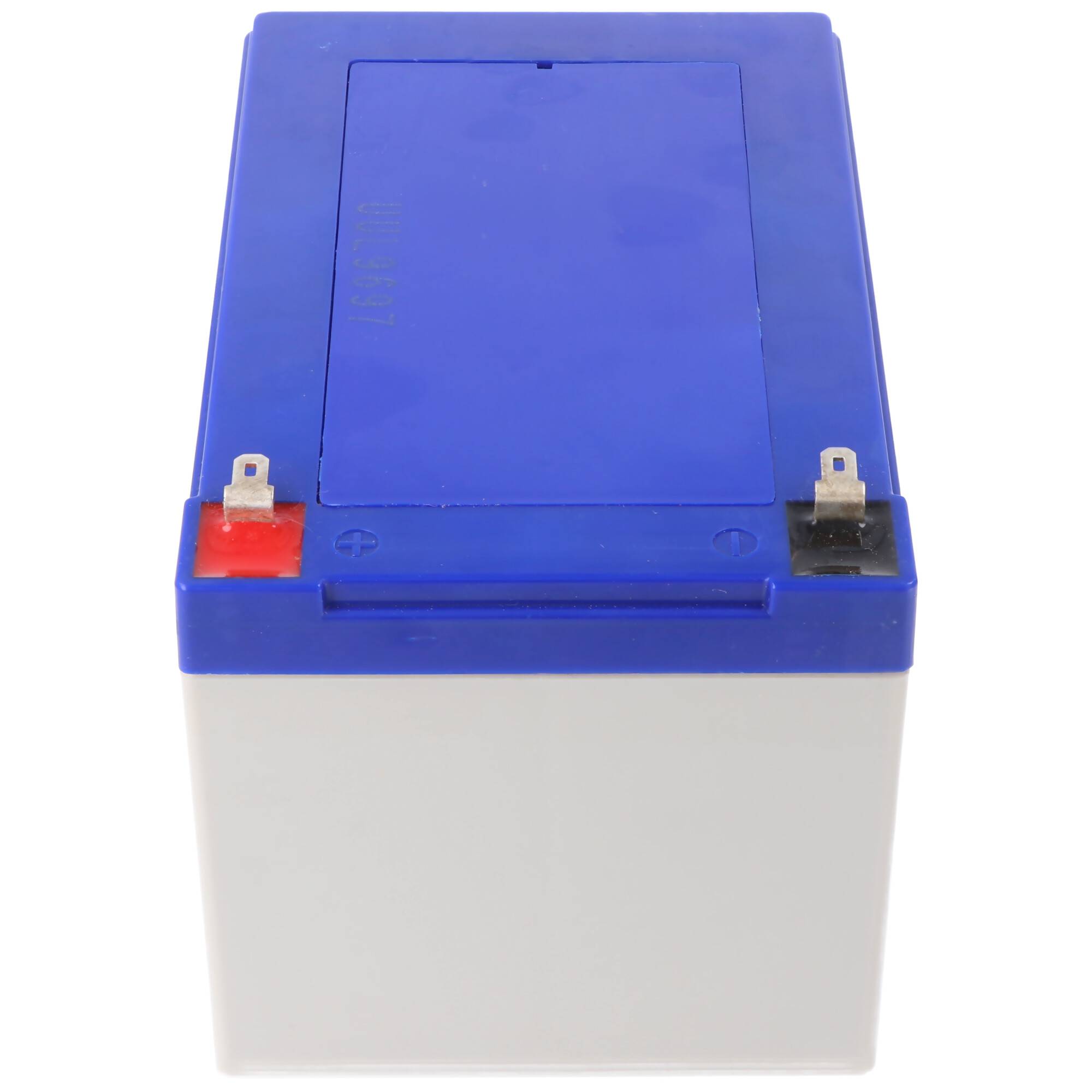 Blau-weiße aufladbare Batterie mit roten und schwarzen Anschlüssen auf weißem Gehäuse, isoliert auf einfachem Hintergrund dargestellt.