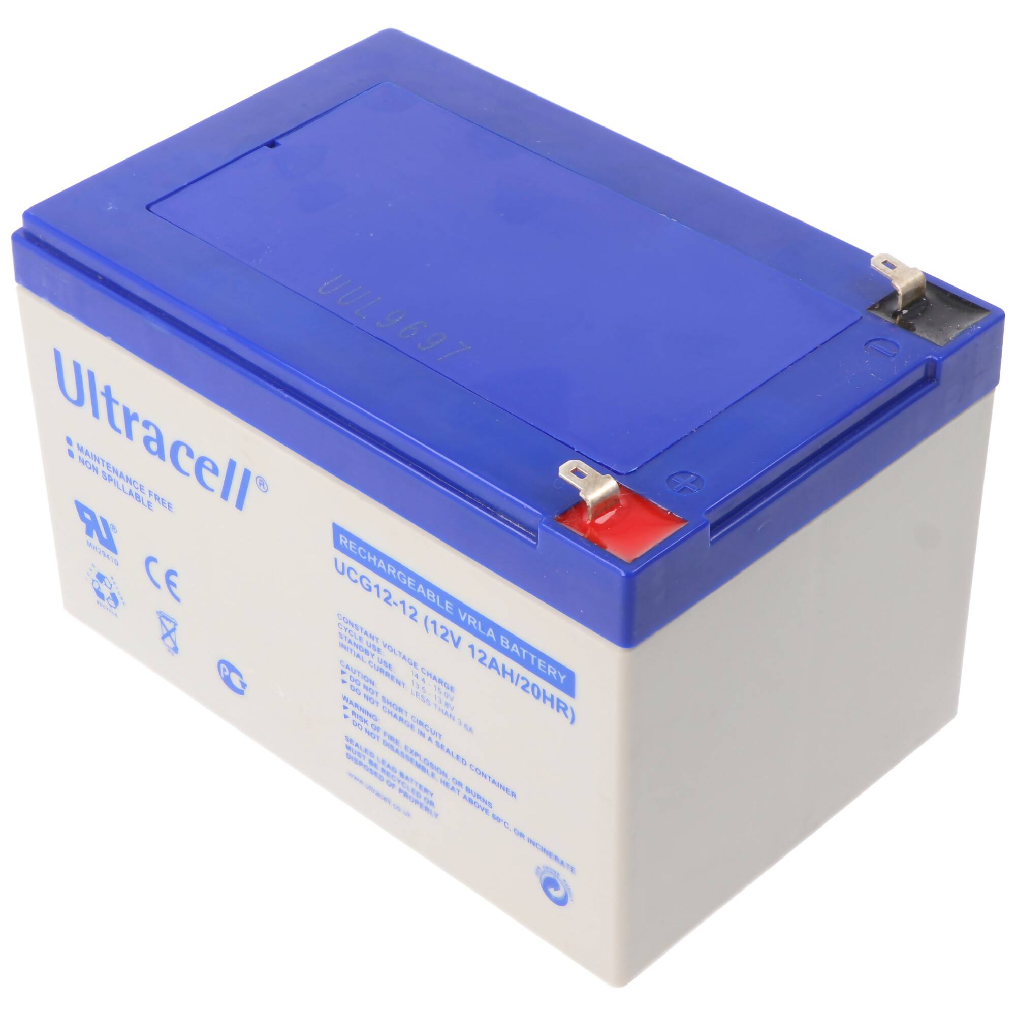 Blaue und weiße Ultracell versiegelte Blei-Säure-Batterie mit Metallklemmen, in Dreiviertelansicht vor einfachem Hintergrund gezeigt.