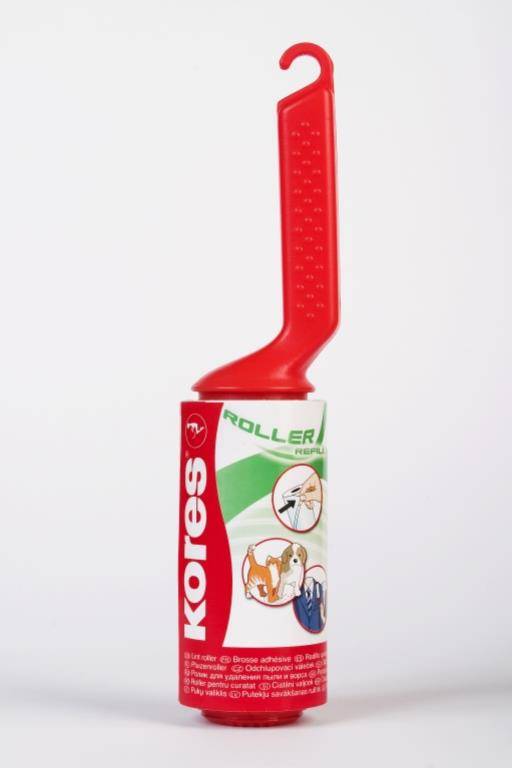 Rote Fusselrolle mit Hakengriff, gezeigt in Verpackung mit der Aufschrift 'KORES' und 'ROLLER', auf weißem Hintergrund.