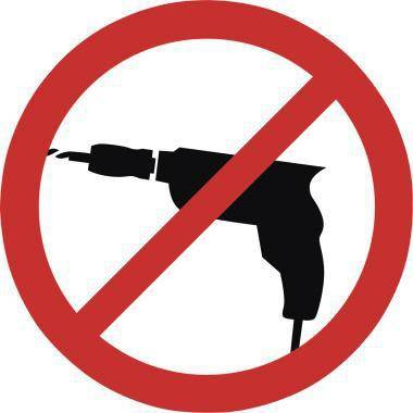 Kein Bohren erlaubt Symbol: schwarze Silhouette einer Elektrobohrmaschine, durchgestrichen durch einen roten Prohibitionskreis und einen roten Schrägstrich.