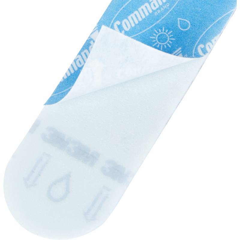 Ein abziehbarer Klebestreifen, der teilweise von seinem Trägermaterial gelöst ist und Symbolinstruktionen für Wasserbeständigkeit und Abnahmerichtung zeigt.