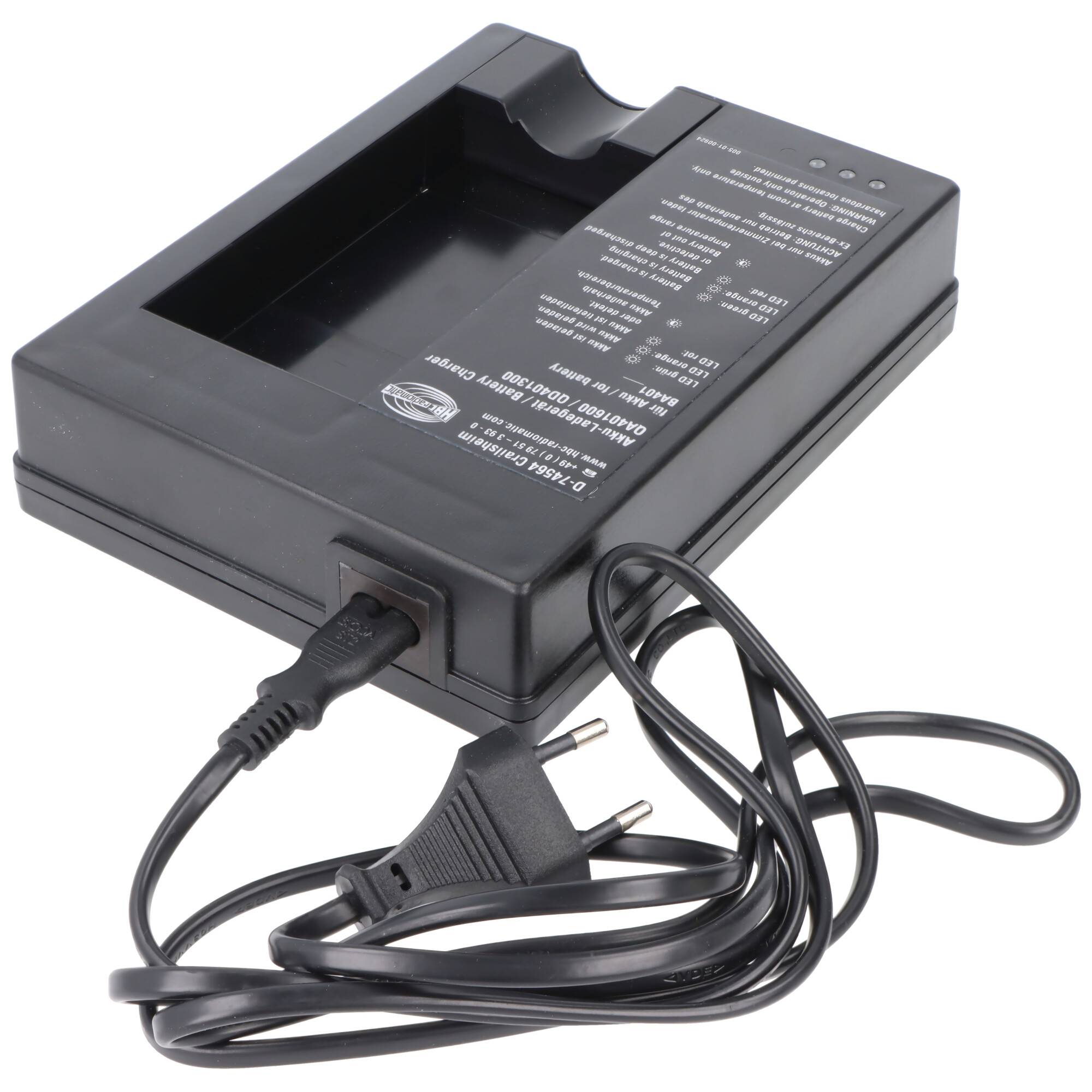 Schwarzes Batterieladegerät mit leerem Ladeschacht und angebrachtem Stromkabel sowie zweipoligem Stecker.