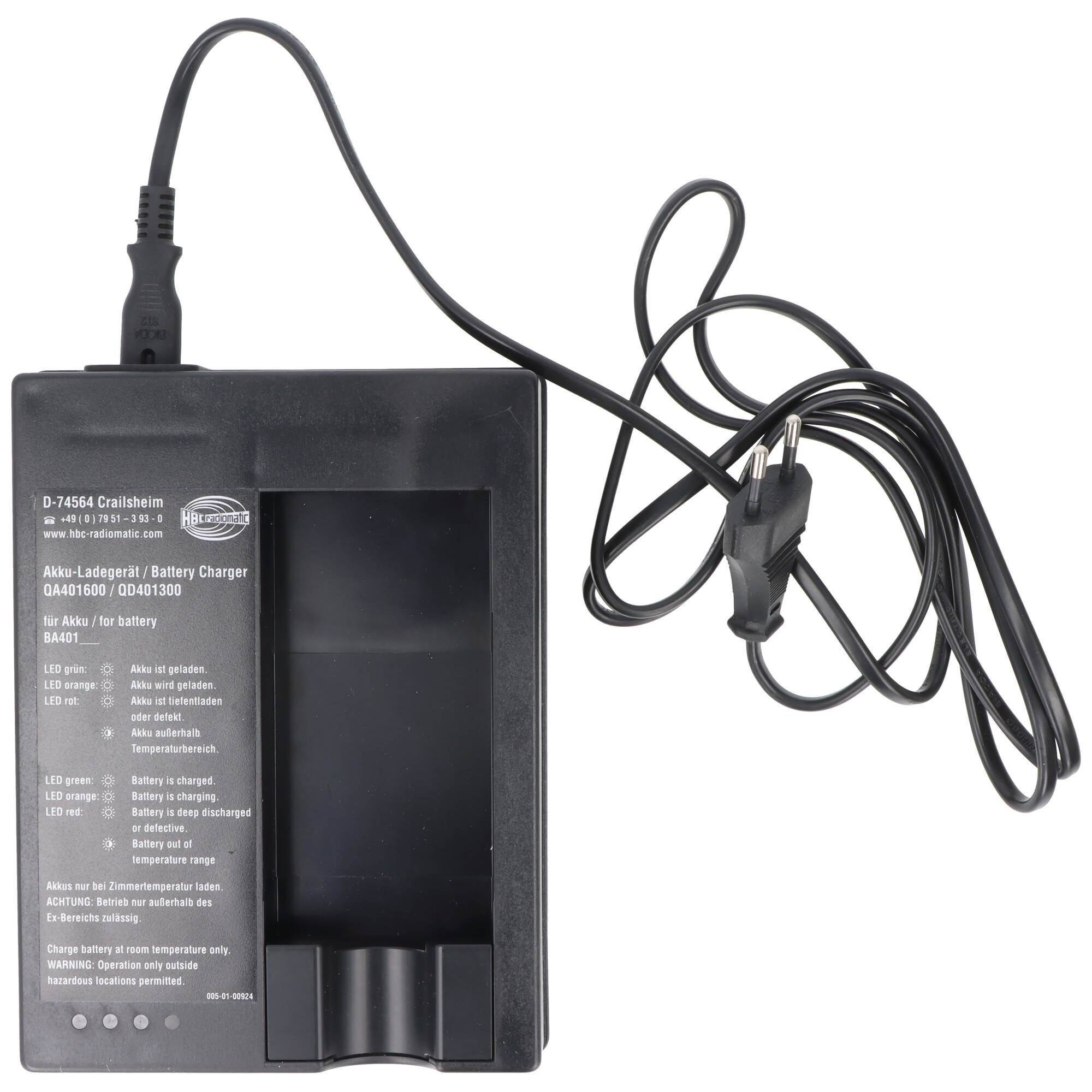 Schwarzes Batteriegerät mit angebrachtem Stromkabel und zweipoliger Steckdose, dargestellt in Vorderansicht auf weißem Hintergrund.