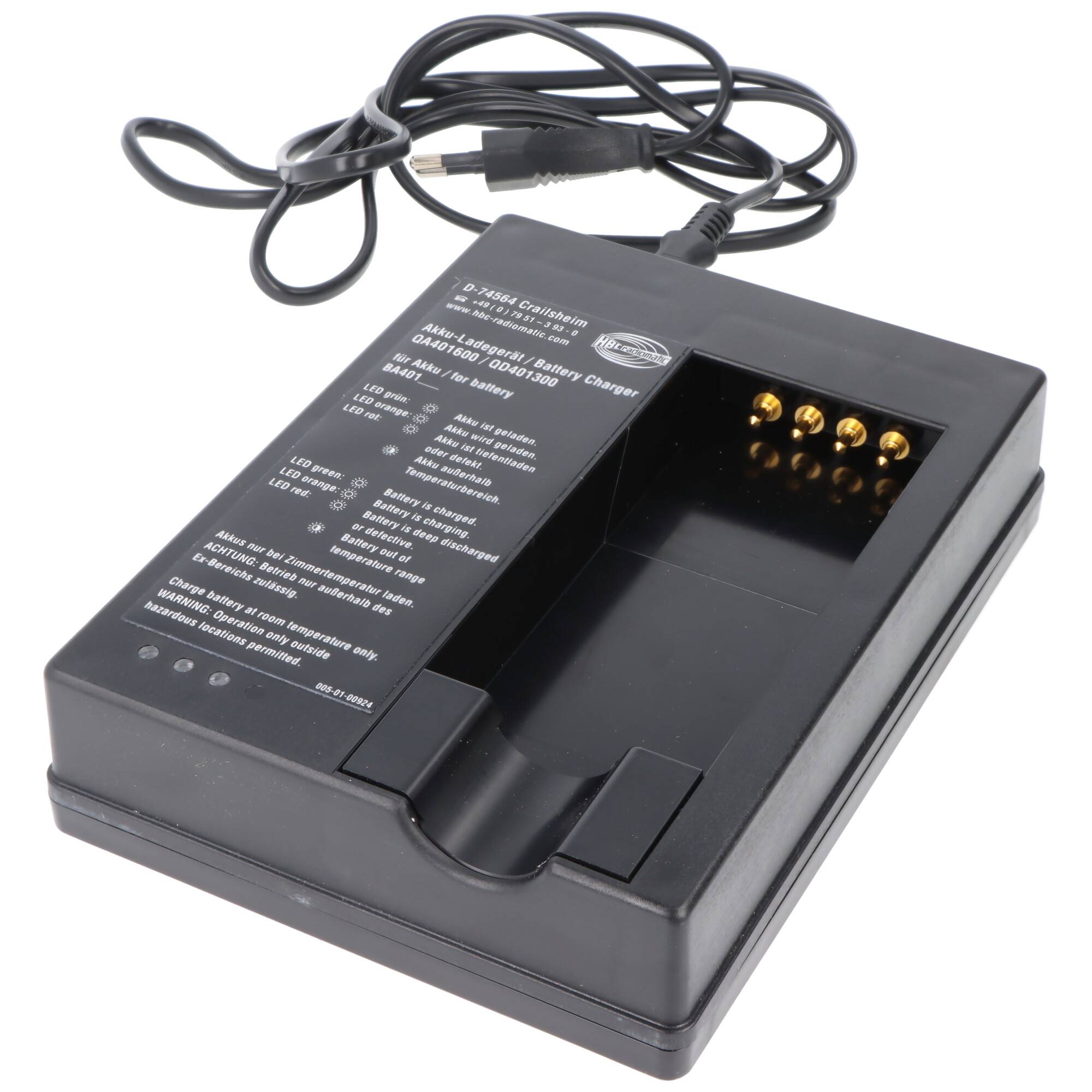 Schwarzes Batterieladegerät mit Stromkabel und Kontaktstiften, auf weißem Hintergrund dargestellt.