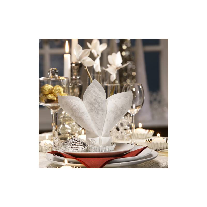 Elegante Tischdecke für Feiertage mit gefalteter Serviette, glitzernden Ornamenten, Kerzen und zarten weißen Blumen, die eine festliche Atmosphäre schaffen.