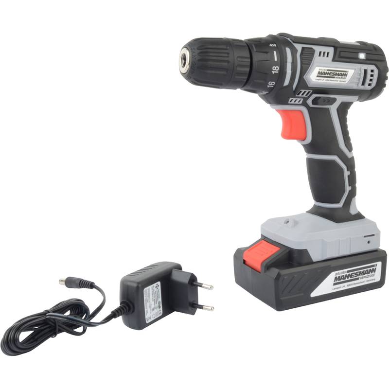 Eine kabellose Bohrmaschine mit angebrachtem Akku liegt neben ihrem Ladegerät vor einem weißen Hintergrund.