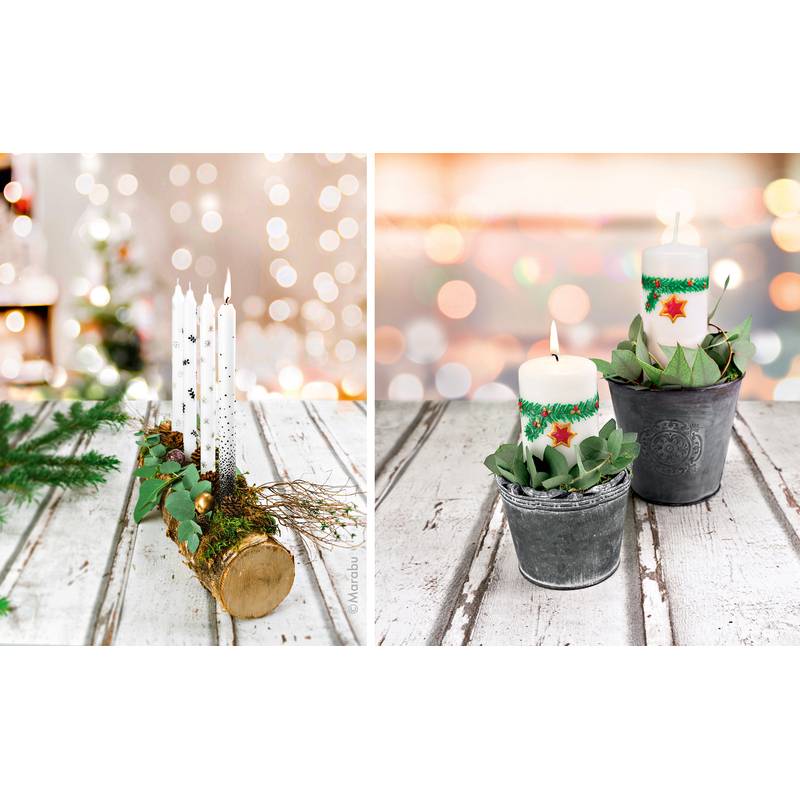 Zwei festliche Kerzendekorationen auf einer Holzoberfläche: links eine Holzscheibe mit weißen Kerzen und Grünzeug; rechts eine Kerze in einem Metallbehälter mit grüner Dekoration.