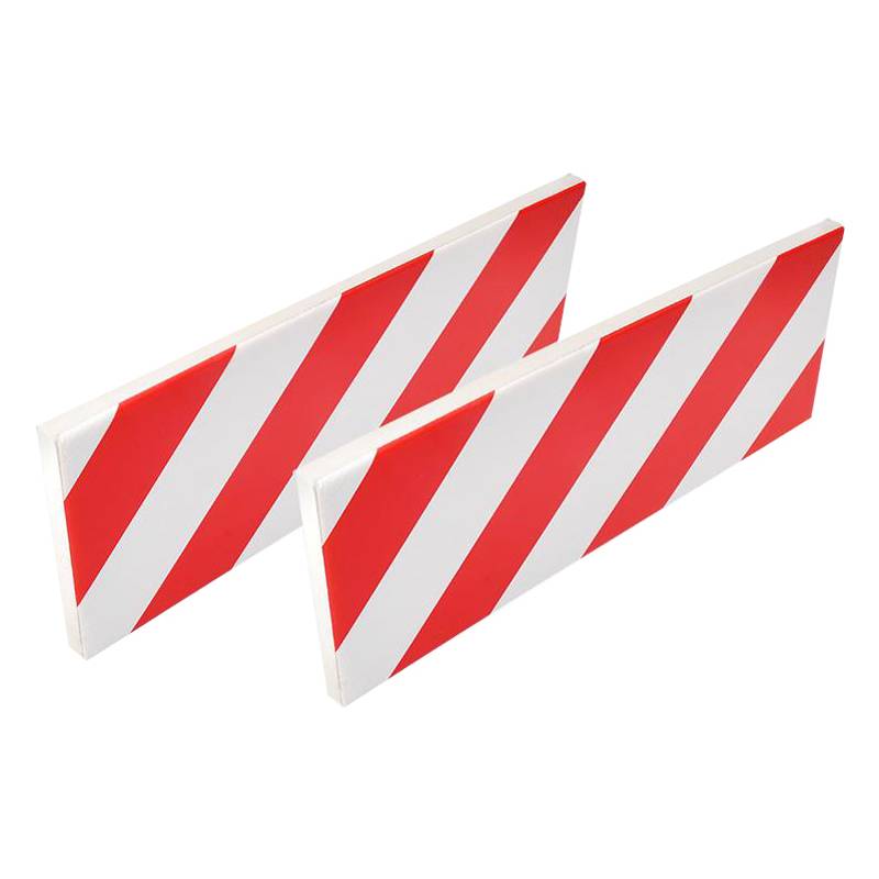 Zwei Verkehrsabsperrungen mit rot-weißen diagonalen Streifen, die verwendet werden, um Verkehr an Baustellen oder in Sperrgebieten zu blockieren oder umzuleiten.